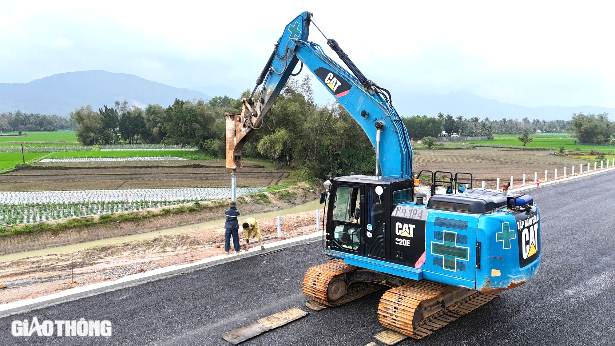 Lắp hộ lan trên cao tốc Hoài Nhơn - Quy Nhơn- Ảnh 2.