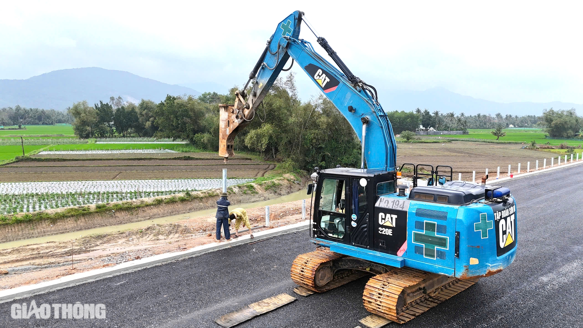 Lắp hộ lan trên cao tốc Hoài Nhơn - Quy Nhơn- Ảnh 5.