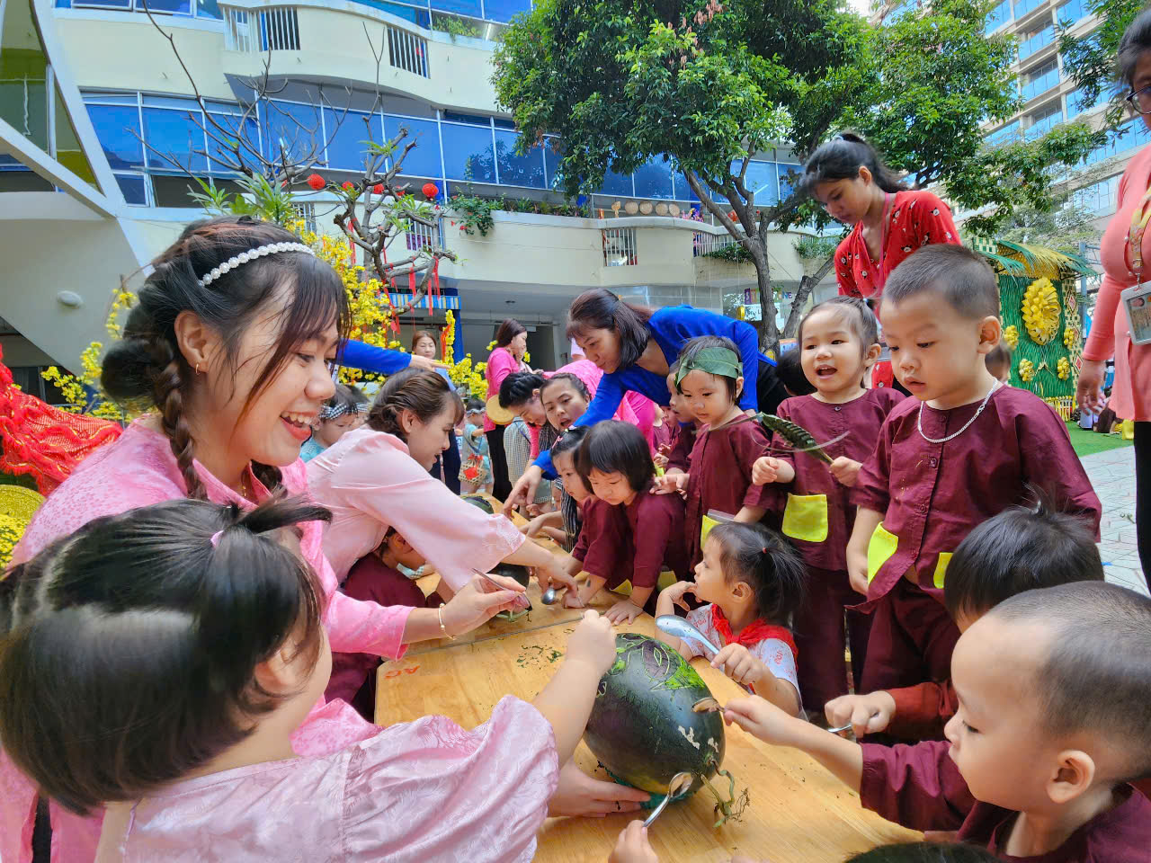 Học sinh chơi đẩy gậy, khắc dưa hấu, làm bánh đón tết ở sân trường- Ảnh 11.