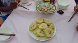 Pessoas africanas comem bolos do Ano Novo vietnamita 0.png