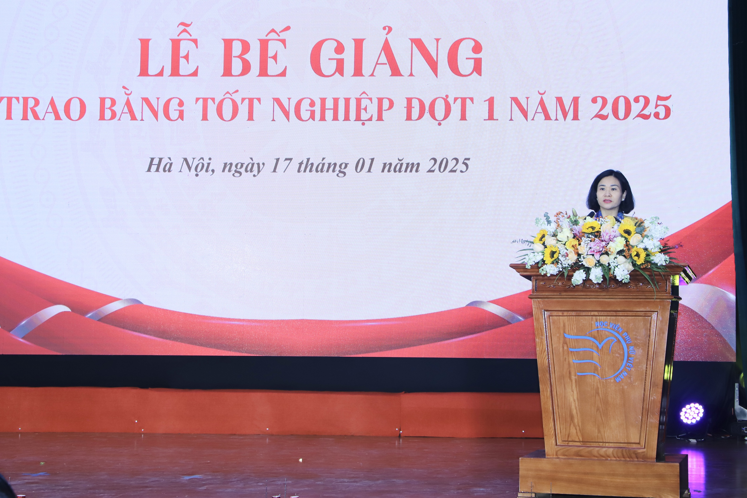 Học viện Phụ nữ Việt Nam trao bằng tốt nghiệp cho hơn 200 tân cử nhân, tân thạc sĩ- Ảnh 2.