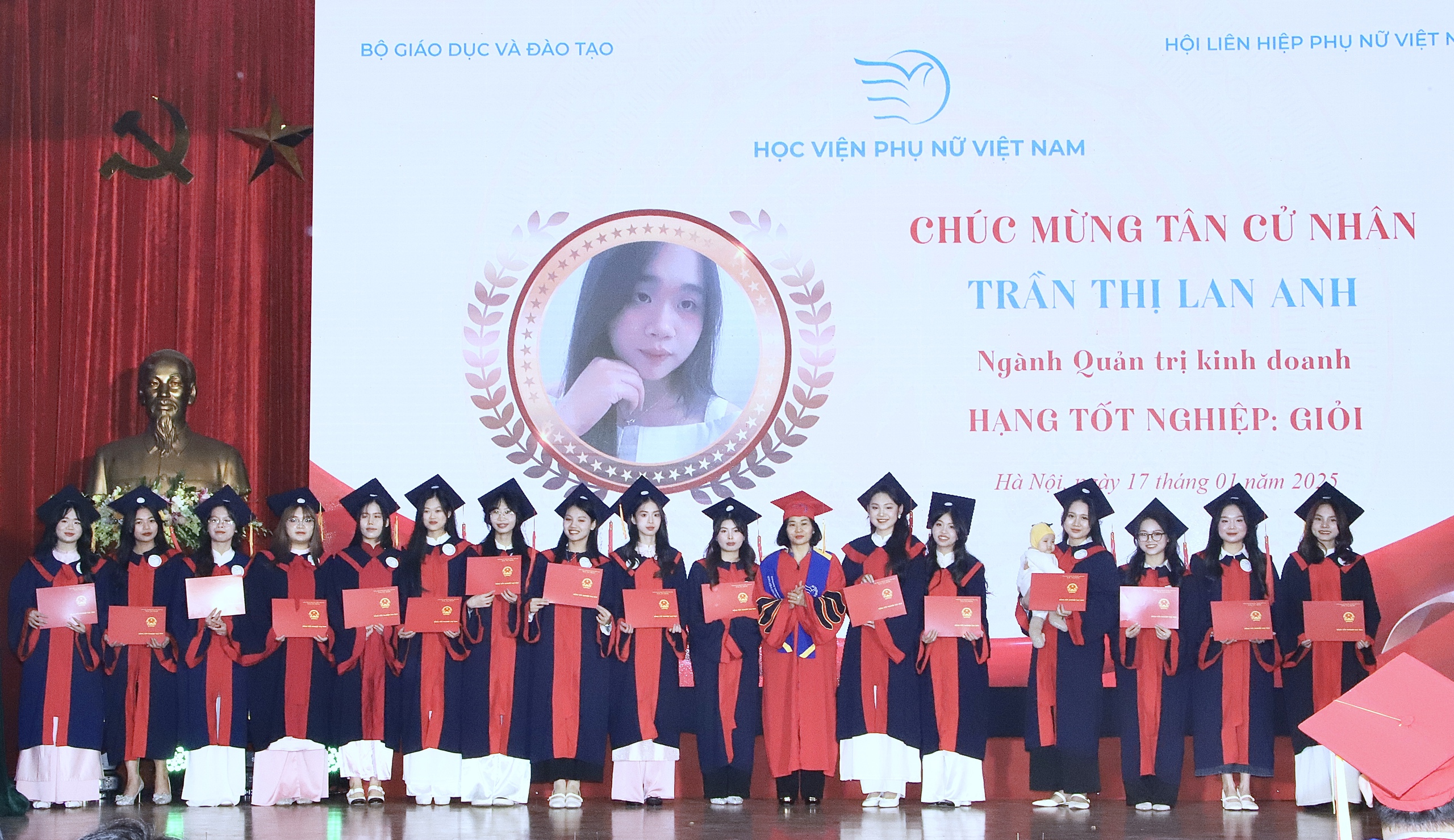 Học viện Phụ nữ Việt Nam trao bằng tốt nghiệp cho hơn 200 tân cử nhân, tân thạc sĩ- Ảnh 7.