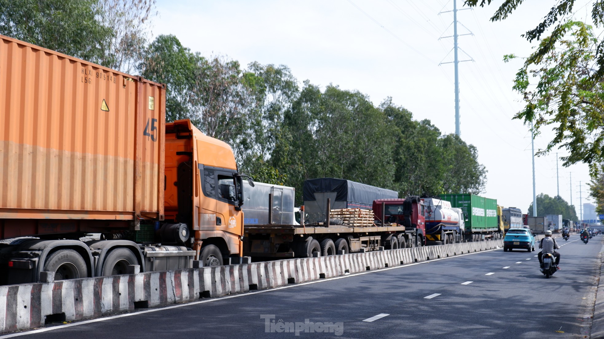 Dòng xe tải xếp hàng dài 'đứng bánh' trên đường vào cảng Cát Lái, TPHCM ảnh 12