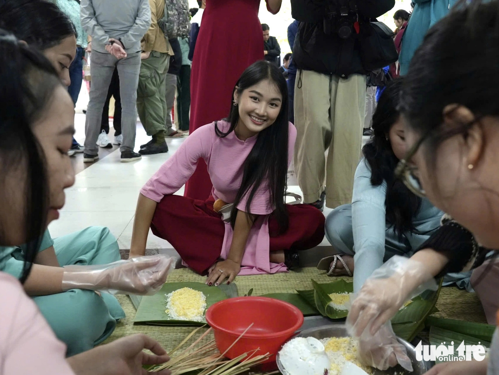 Lần đầu gói bánh chưng, ăn tất niên: Sinh viên quốc tế đón Tết Việt đầy ấm áp - Ảnh 5.