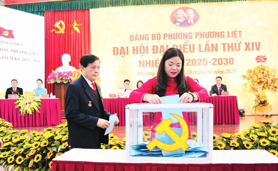 Đại biểu bỏ phiếu bầu Ban Chấp hành Đảng bộ phường Phương Liệt nhiệm kỳ 2025-2030