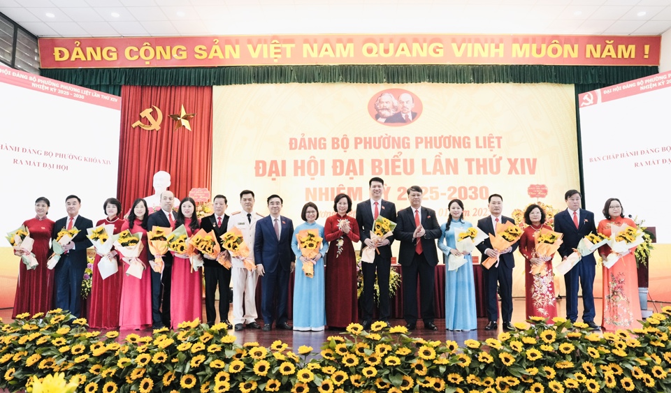 Ban Chấp hành Đảng bộ phường Phương Liệt khóa XIV ra mắt Đại hội