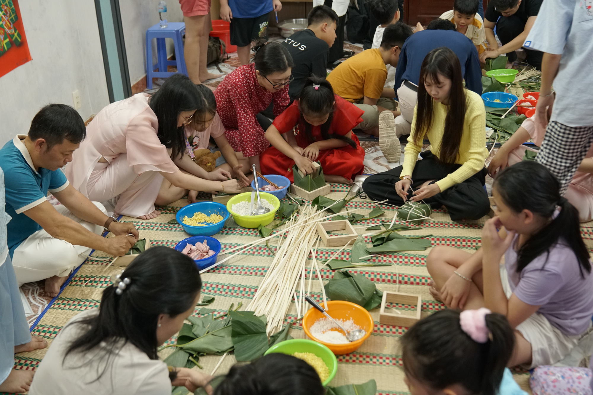 Bé gói bánh chưng, mang Tết về nhà - Ảnh 2.