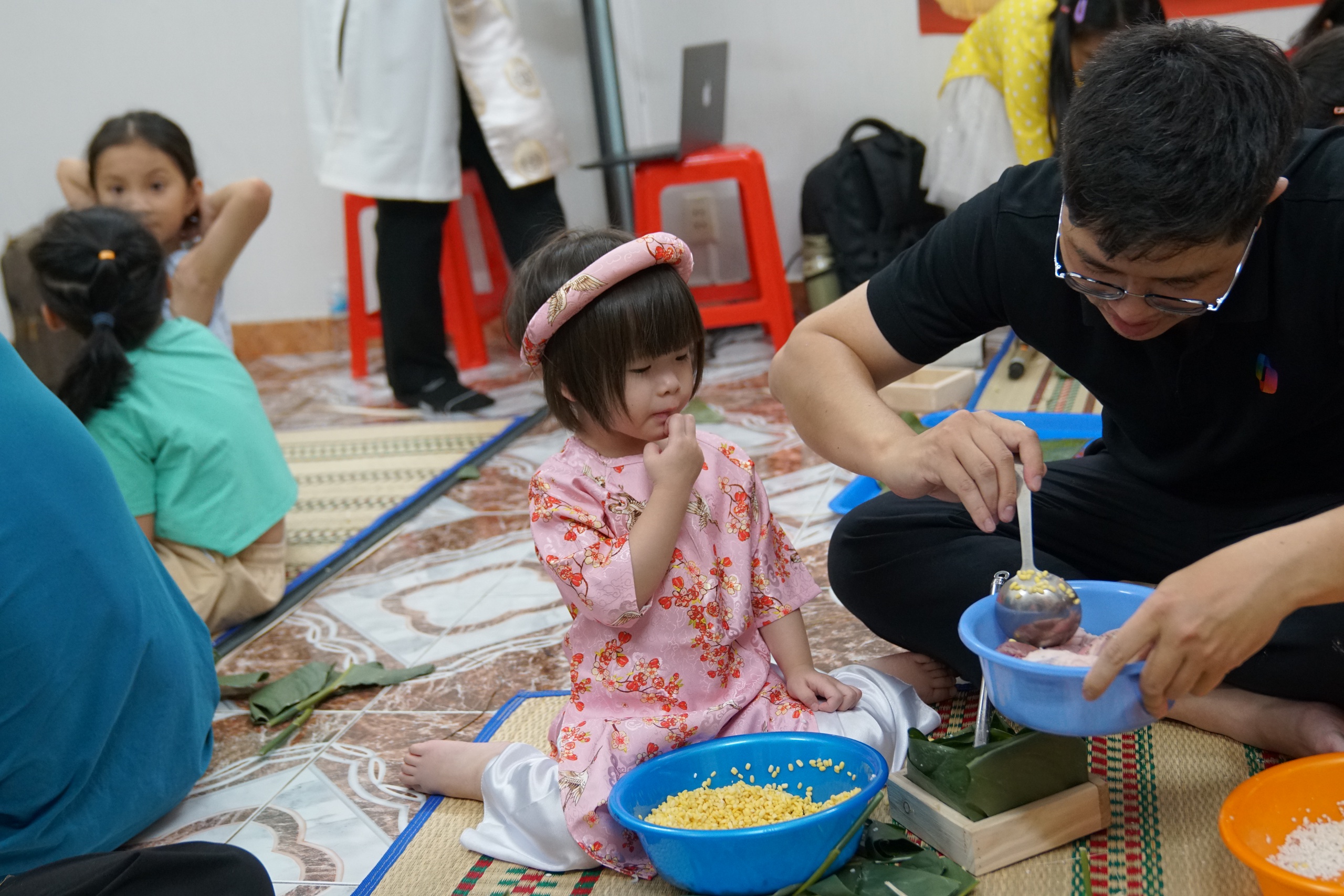 Từ học cách làm bánh chưng tới ngày hội mùa xuân- Ảnh 4.