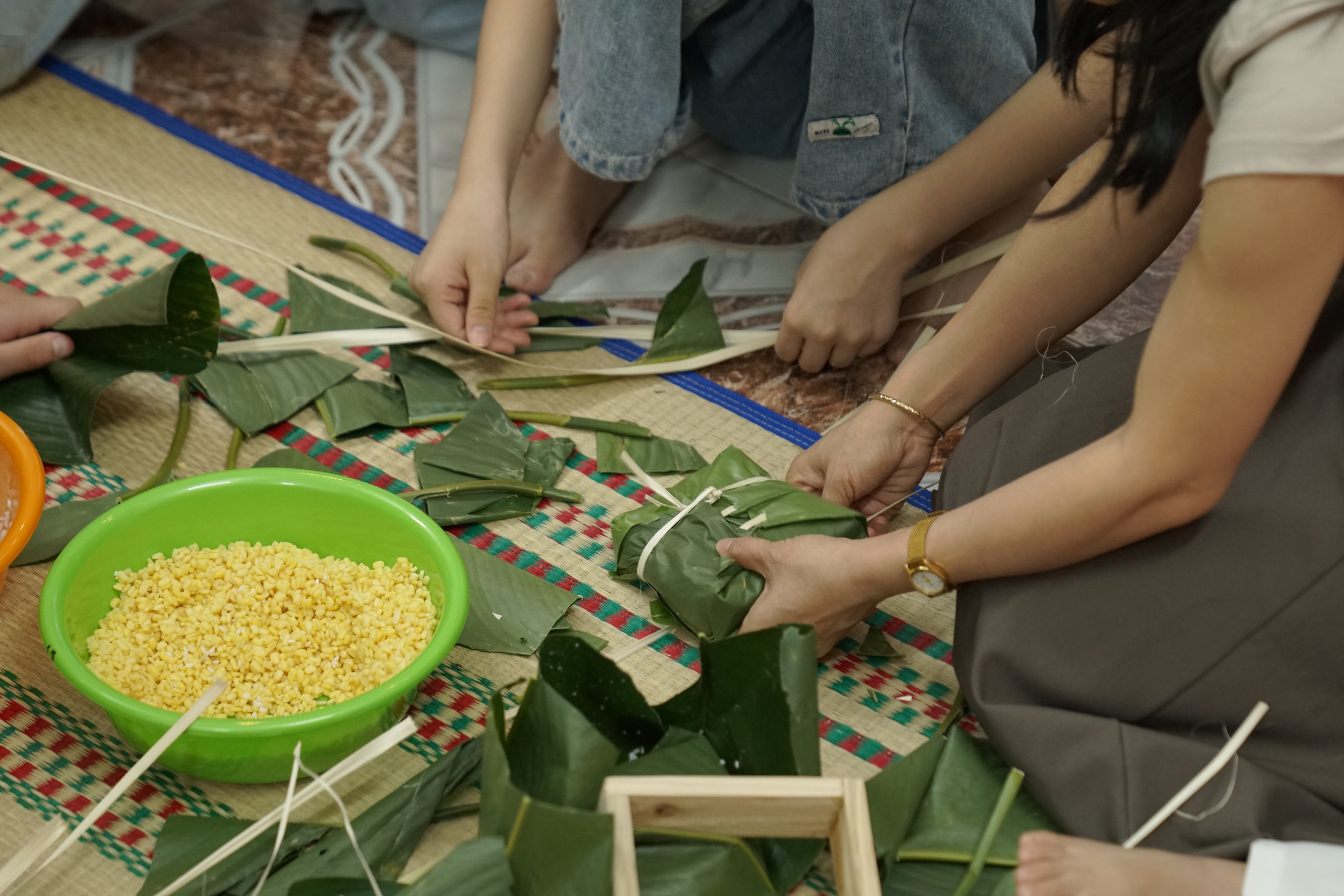 Từ học cách làm bánh chưng tới ngày hội mùa xuân- Ảnh 6.