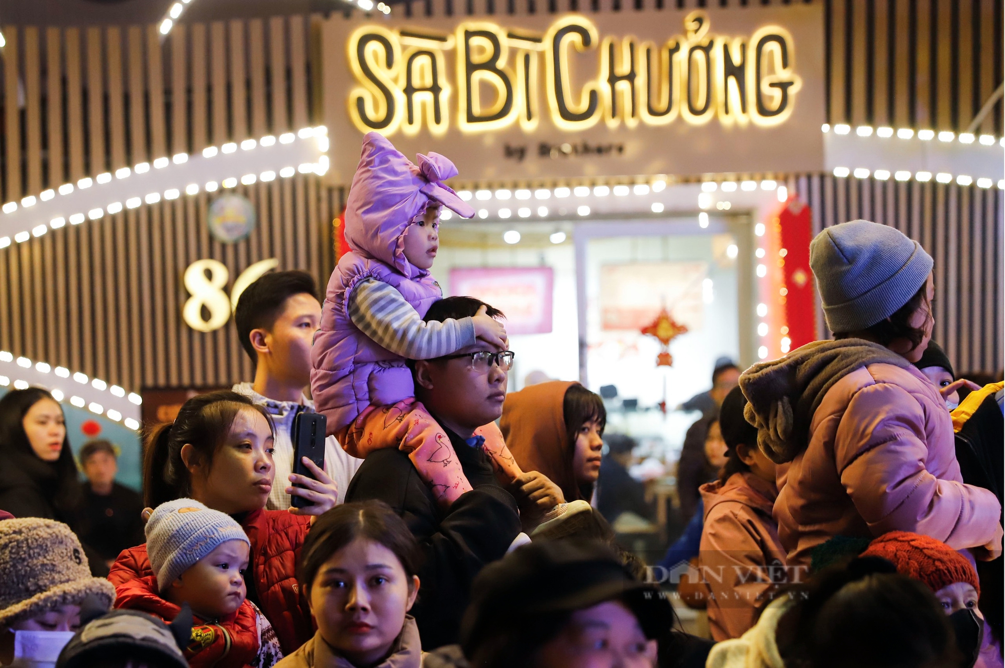 Hà Nội khai trương phố ẩm thực thứ 3, người dân tưng bừng ăn nhậu vỉa hè- Ảnh 11.