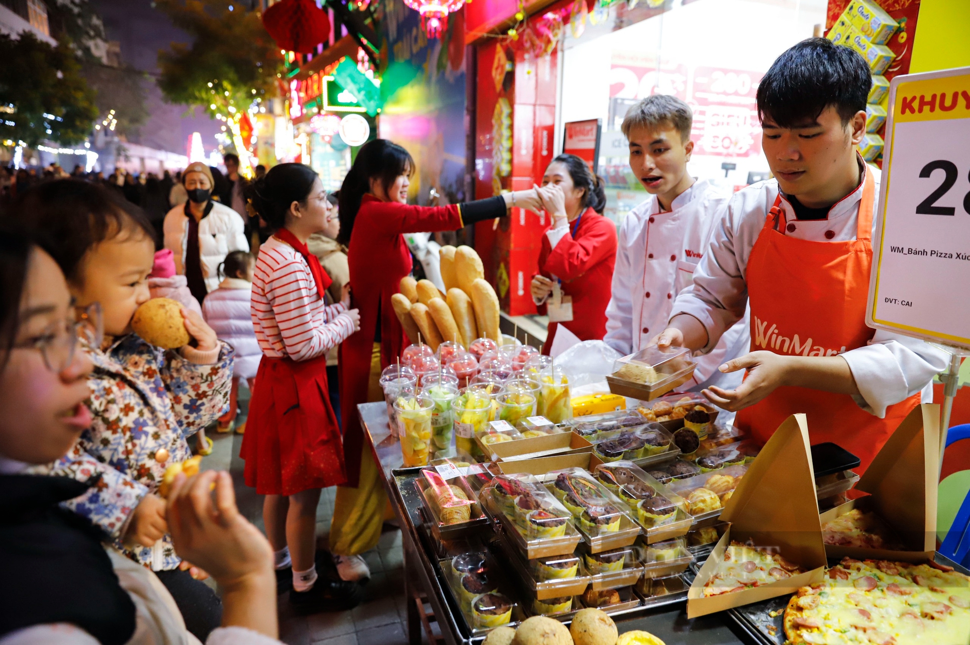 Hà Nội khai trương phố ẩm thực thứ 3, người dân tưng bừng ăn nhậu vỉa hè- Ảnh 12.