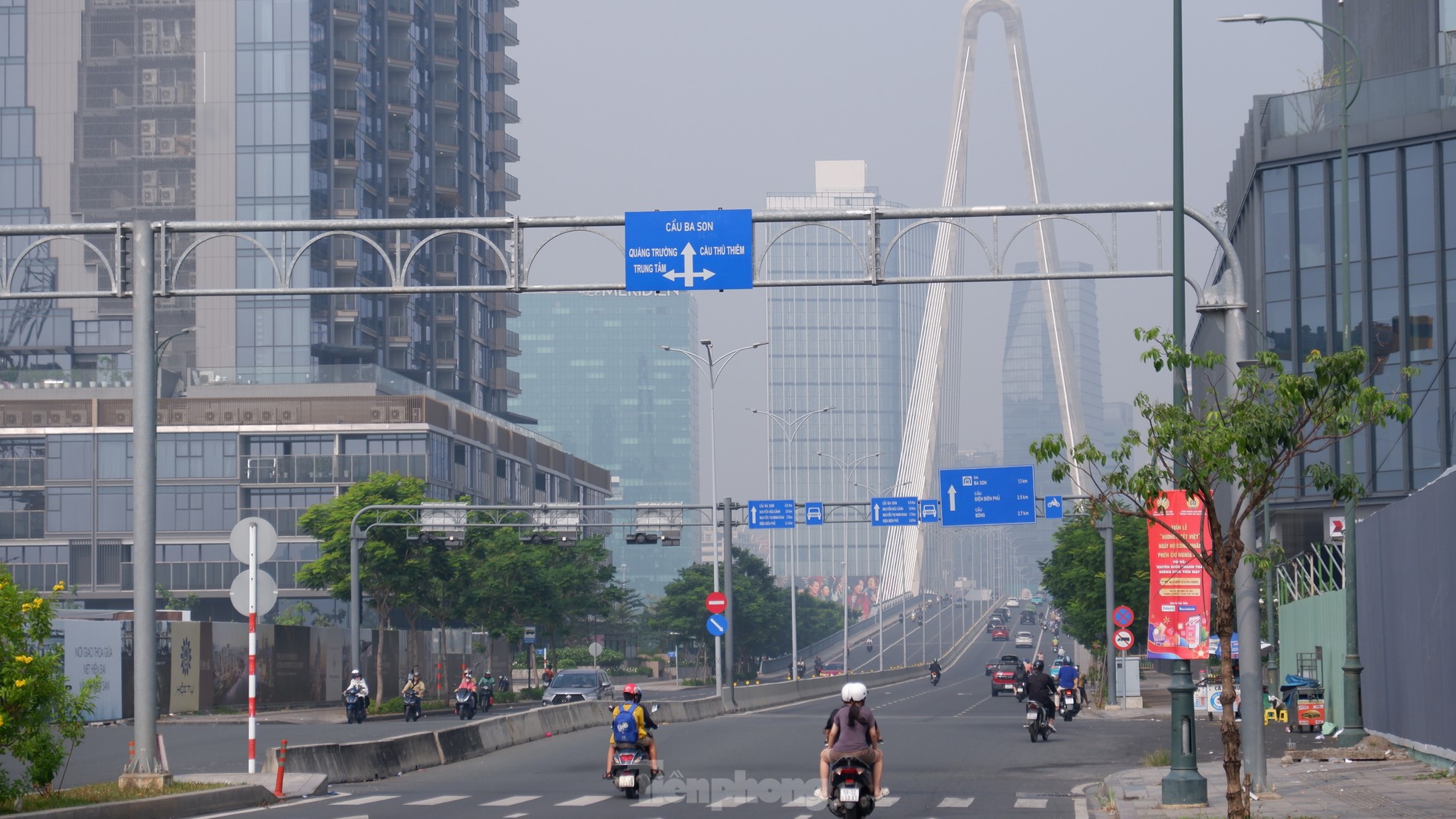 Bất ngờ trung tâm TPHCM hóa 'thành phố mù sương', mờ ảo như Đà Lạt ảnh 14