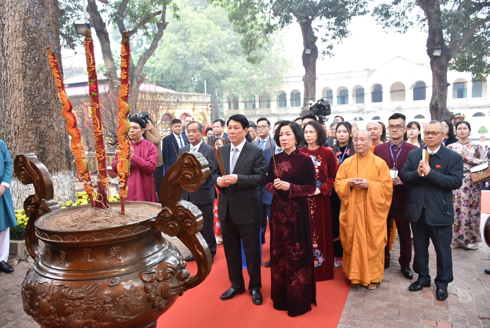 Chủ tịch Lương Cường cùng phu nhân và kiều bào thực hiện nghi lễ dâng hương tại Hoàng thành Thăng Long.