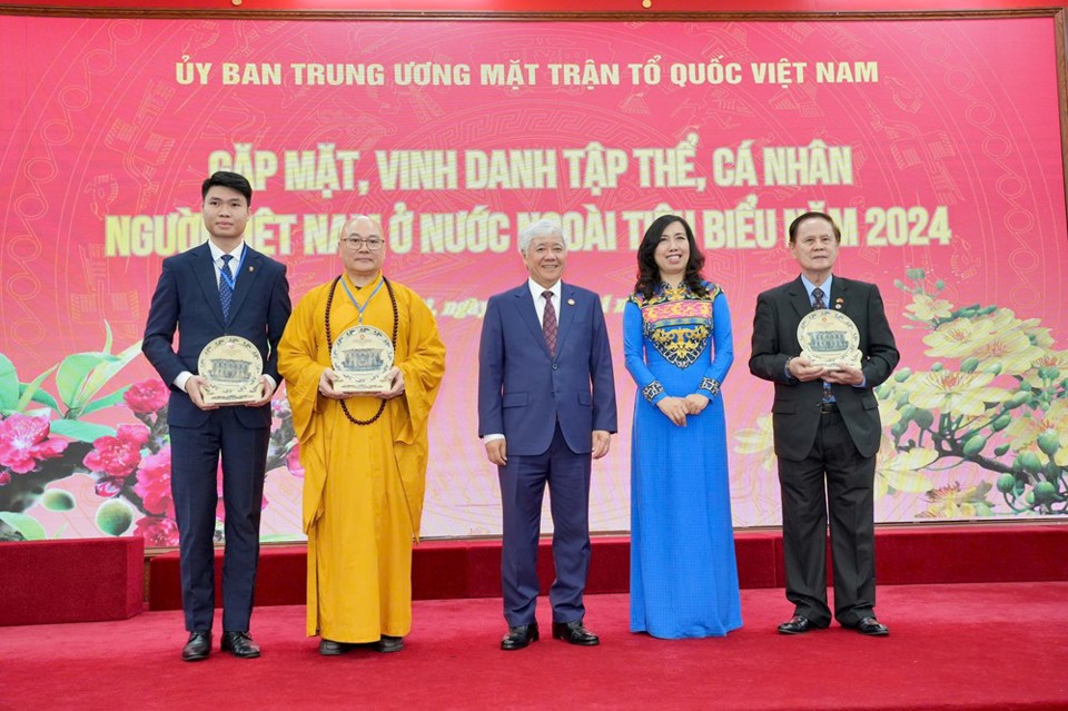 Ủy ban Trung ương MTTQ Việt Nam trao quà lưu niệm cho các kiều bào.