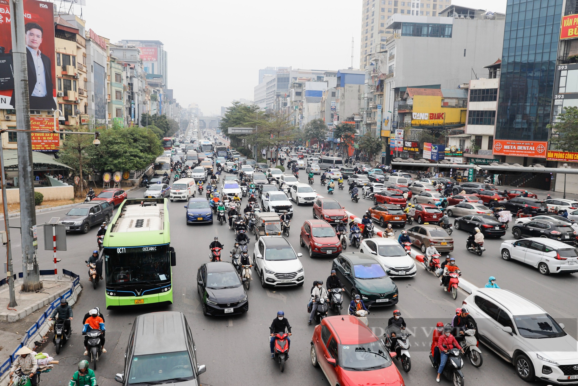 Người dân chen chúc đi mua sắm Tết tại phố cổ Hà Nội- Ảnh 9.