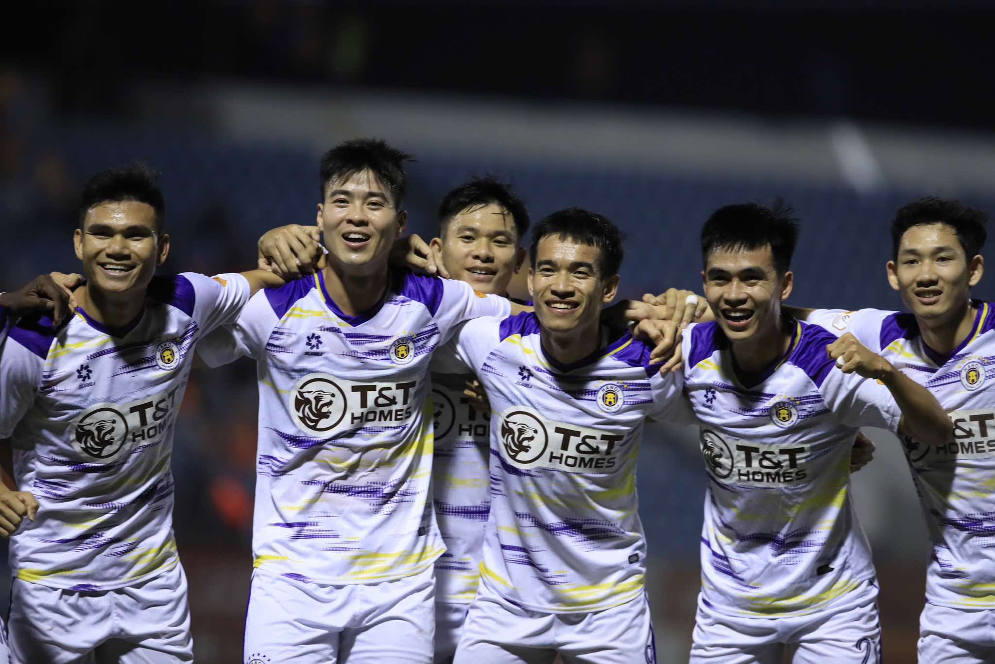 Bảng xếp hạng vòng 10 V-League: Thiếu Xuân Son, CLB Nam Định lỡ cơ hội lên đỉnh- Ảnh 2.