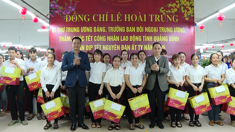 Ông Lê Hoài Trung thăm, chúc Tết người lao động ở Quảng Bình- Ảnh 3.