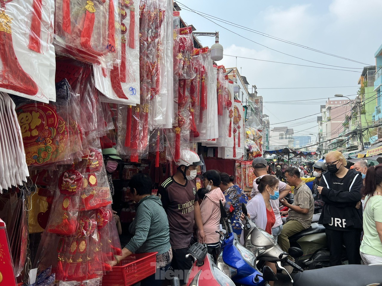 Khách tấp nập sát ngày ông Công ông Táo, nhân viên tiệm vàng mã bận không ngơi tay ảnh 20