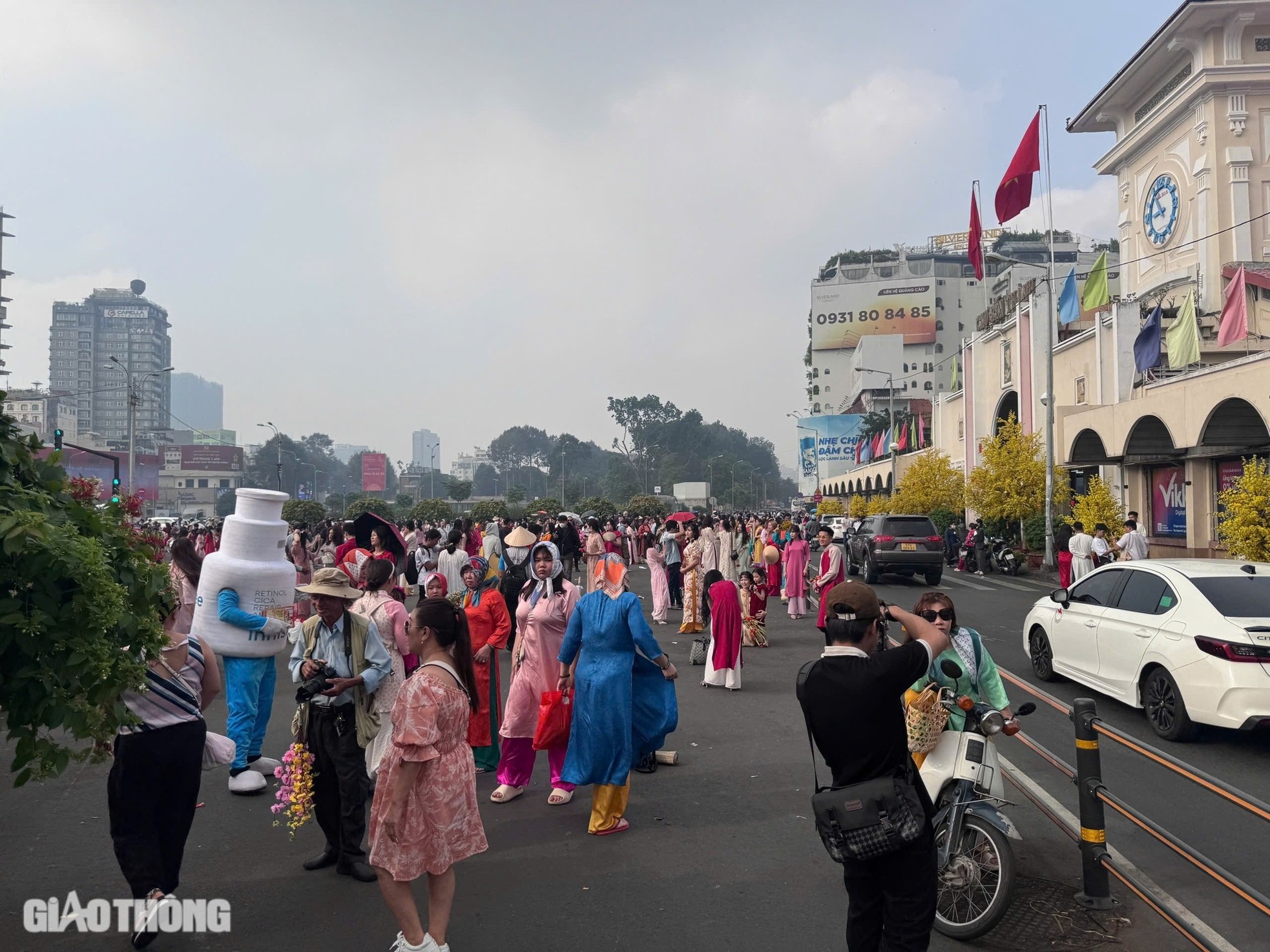 Chợ Bến Thành ngập rác khi hàng trăm người kéo đến chụp ảnh Tết ảnh 2