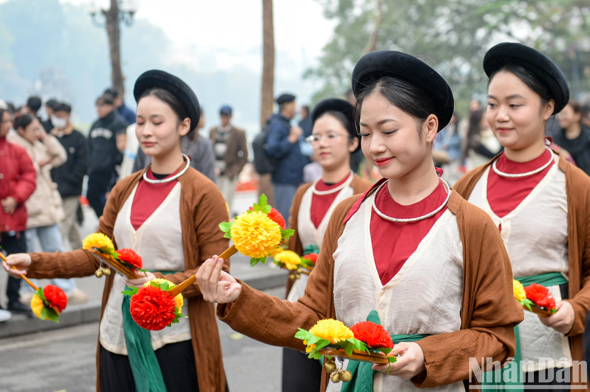 [Ảnh] 400 người mặc cổ phục Việt diễu hành trên phố cổ Hà Nội ảnh 9