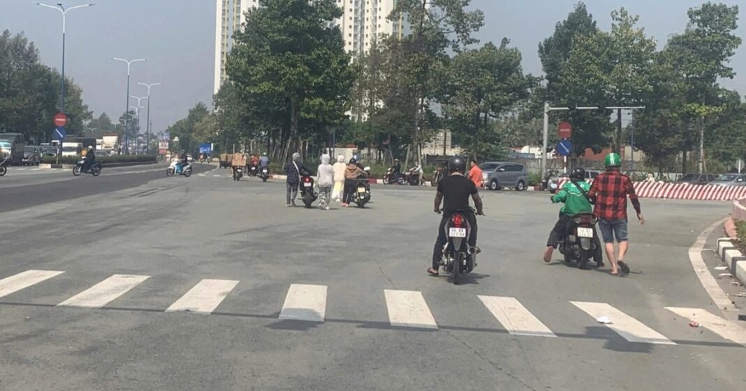 Đèn tín hiệu ở Bình Dương lại gặp sự cố, nhiều người dắt xe qua giao lộ