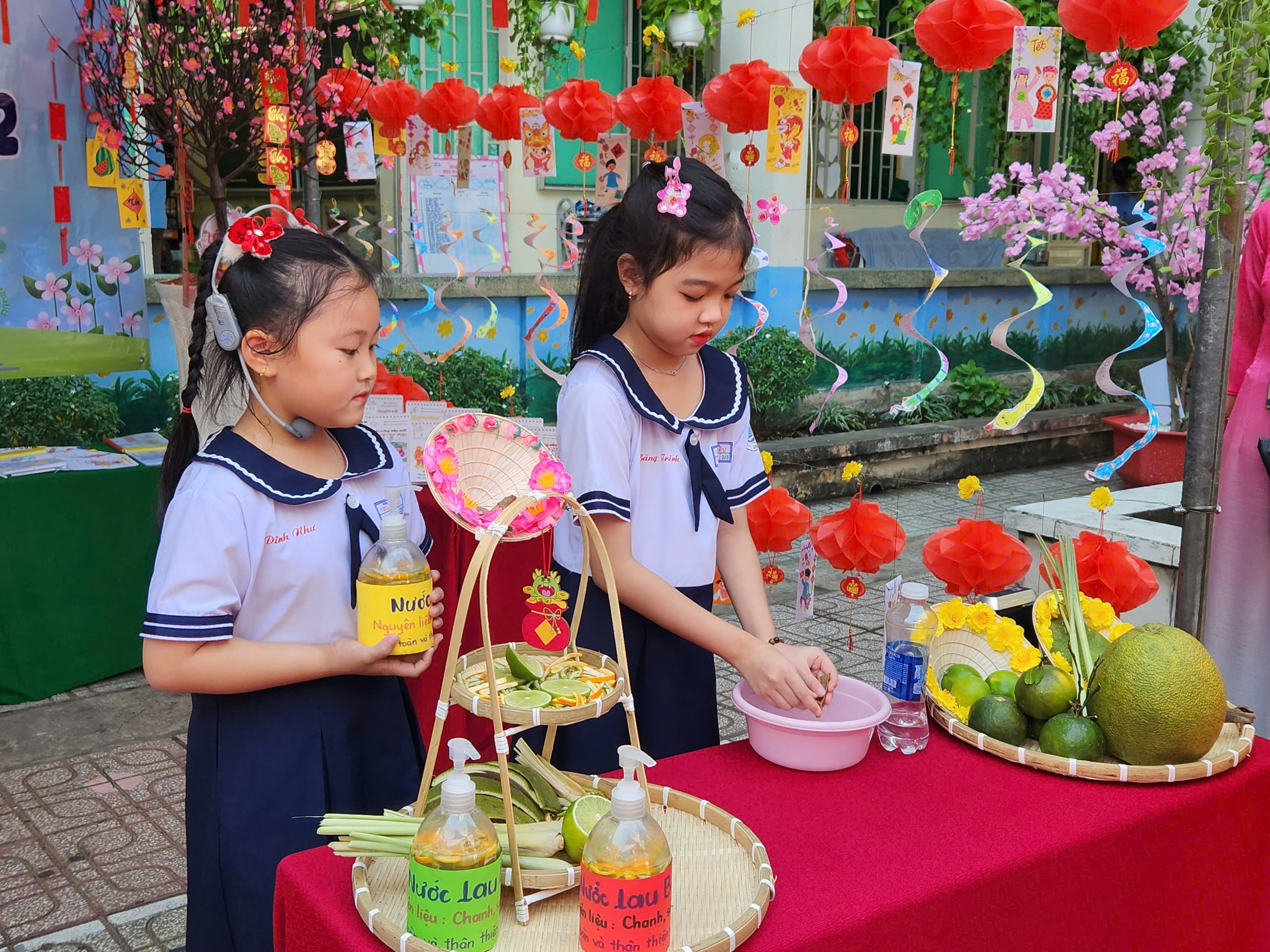 Trước Tết Nguyên đán, học sinh làm pháo hoa giấy, vẽ lì xì- Ảnh 7.