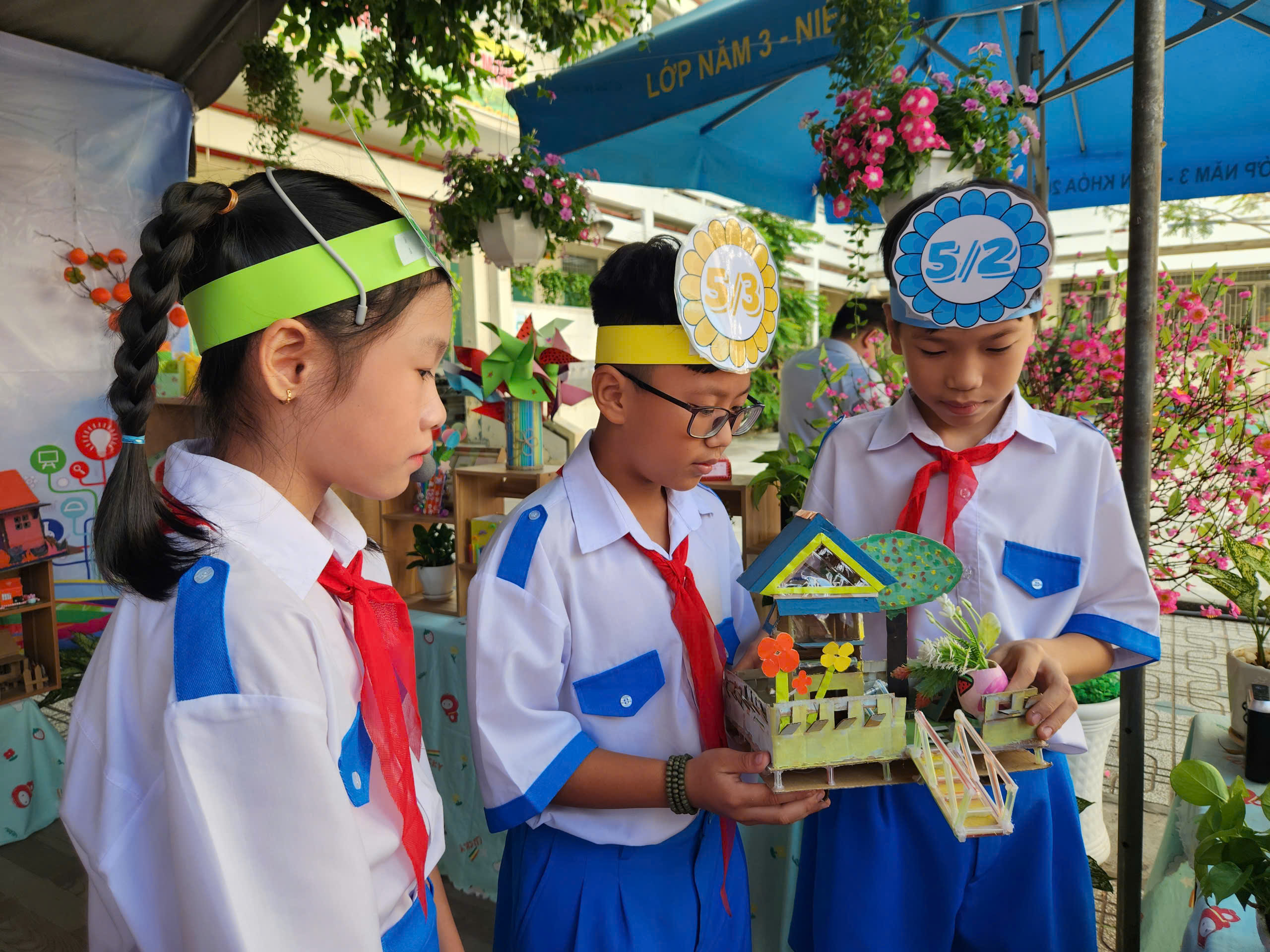 Trước Tết Nguyên đán, học sinh làm pháo hoa giấy, vẽ lì xì- Ảnh 8.