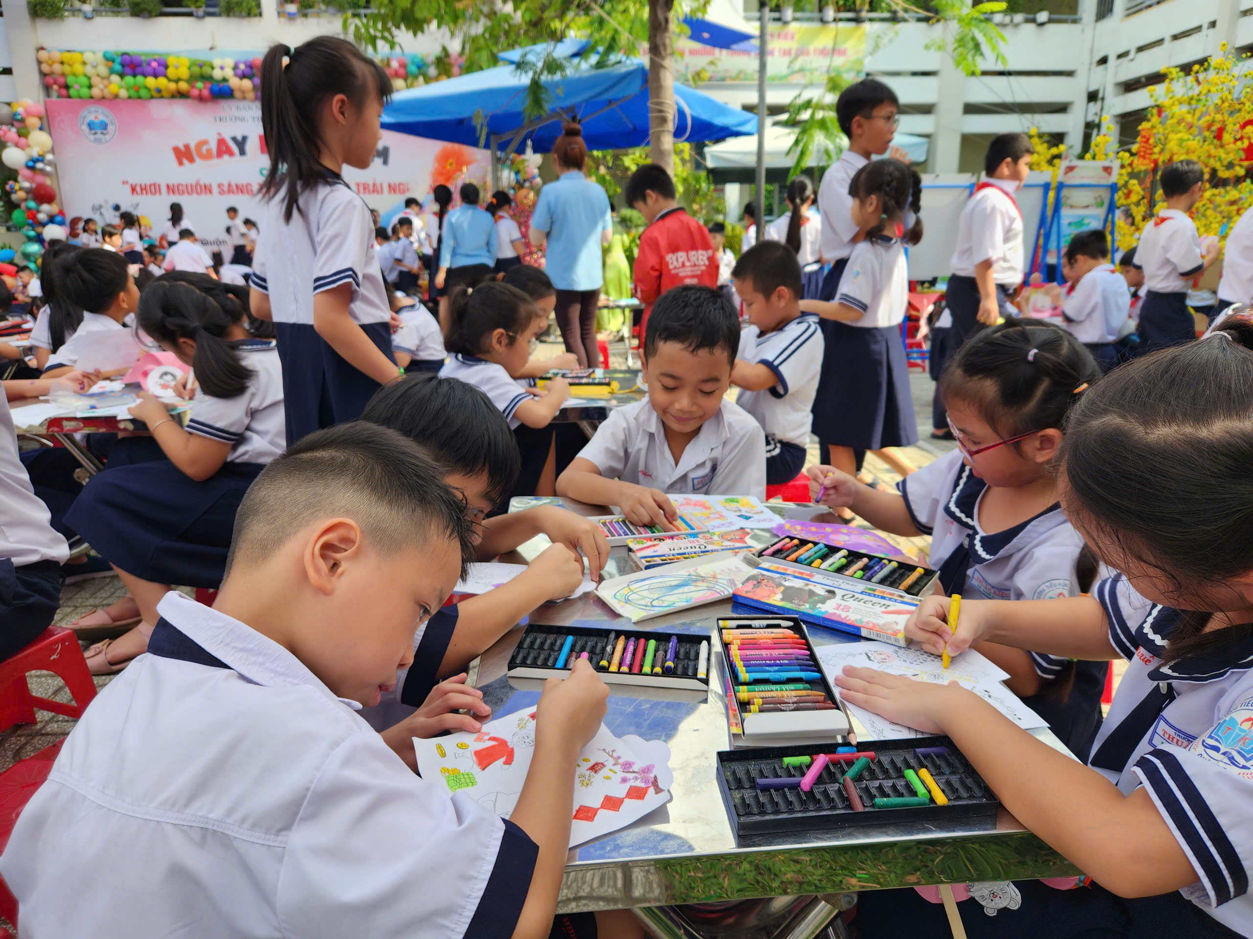 Trước Tết Nguyên đán, học sinh làm pháo hoa giấy, vẽ lì xì- Ảnh 10.