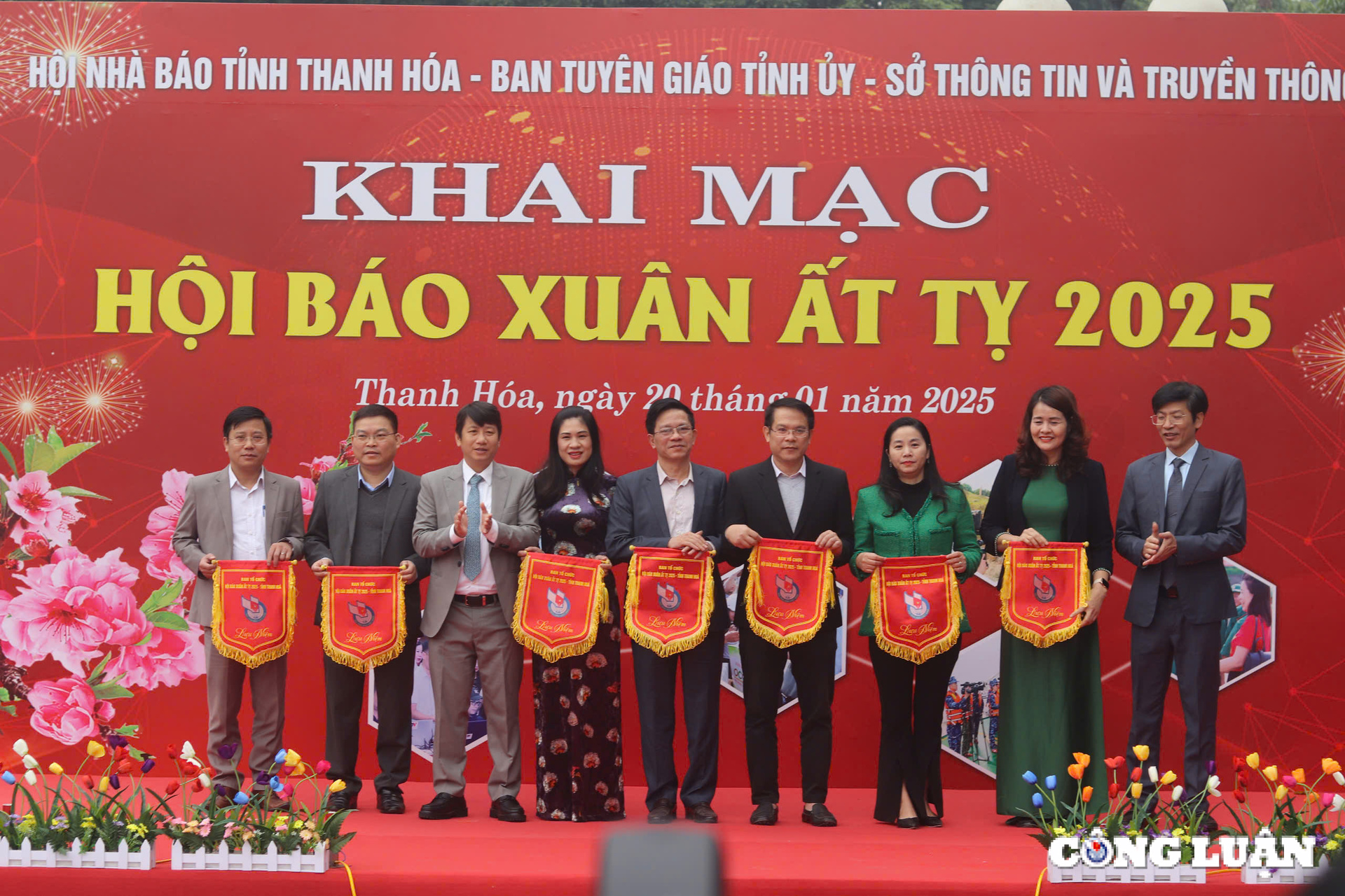 thanh hoa trung bay hon 300 an pham tai hoi bao xuan at ty 2025 hinh 2