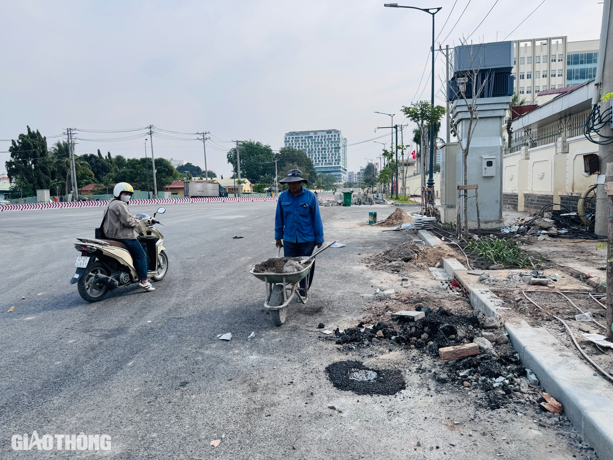 Cận cảnh hai tuyến đường chống ùn tắc sân bay Tân Sơn Nhất trước ngày thông xe- Ảnh 10.