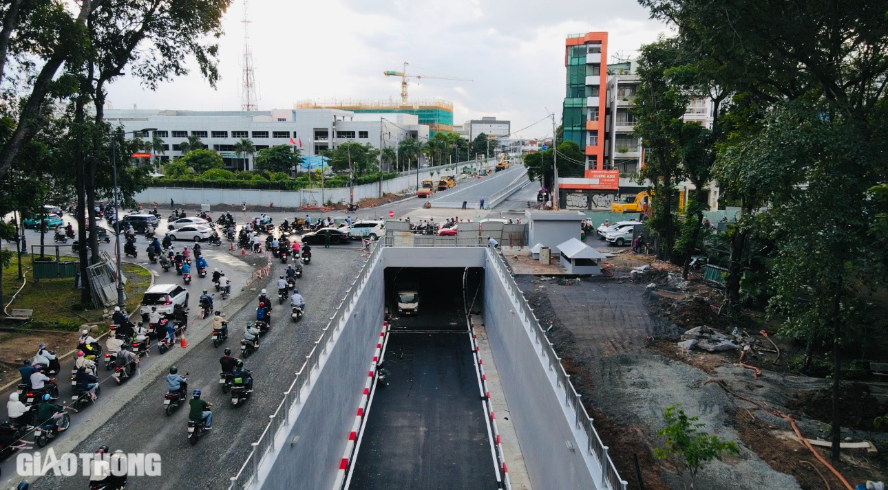 Cận cảnh hai tuyến đường chống ùn tắc sân bay Tân Sơn Nhất trước ngày thông xe- Ảnh 14.