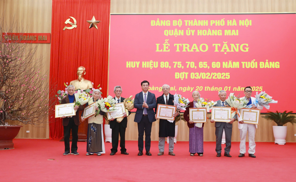 Chủ tịch UBND quận Hoàng Mai Nguyễn Minh Tâm trao Huy hiệu 60 năm tuổi Đảng cho các cụ lão thành cách mạng. Ảnh TA