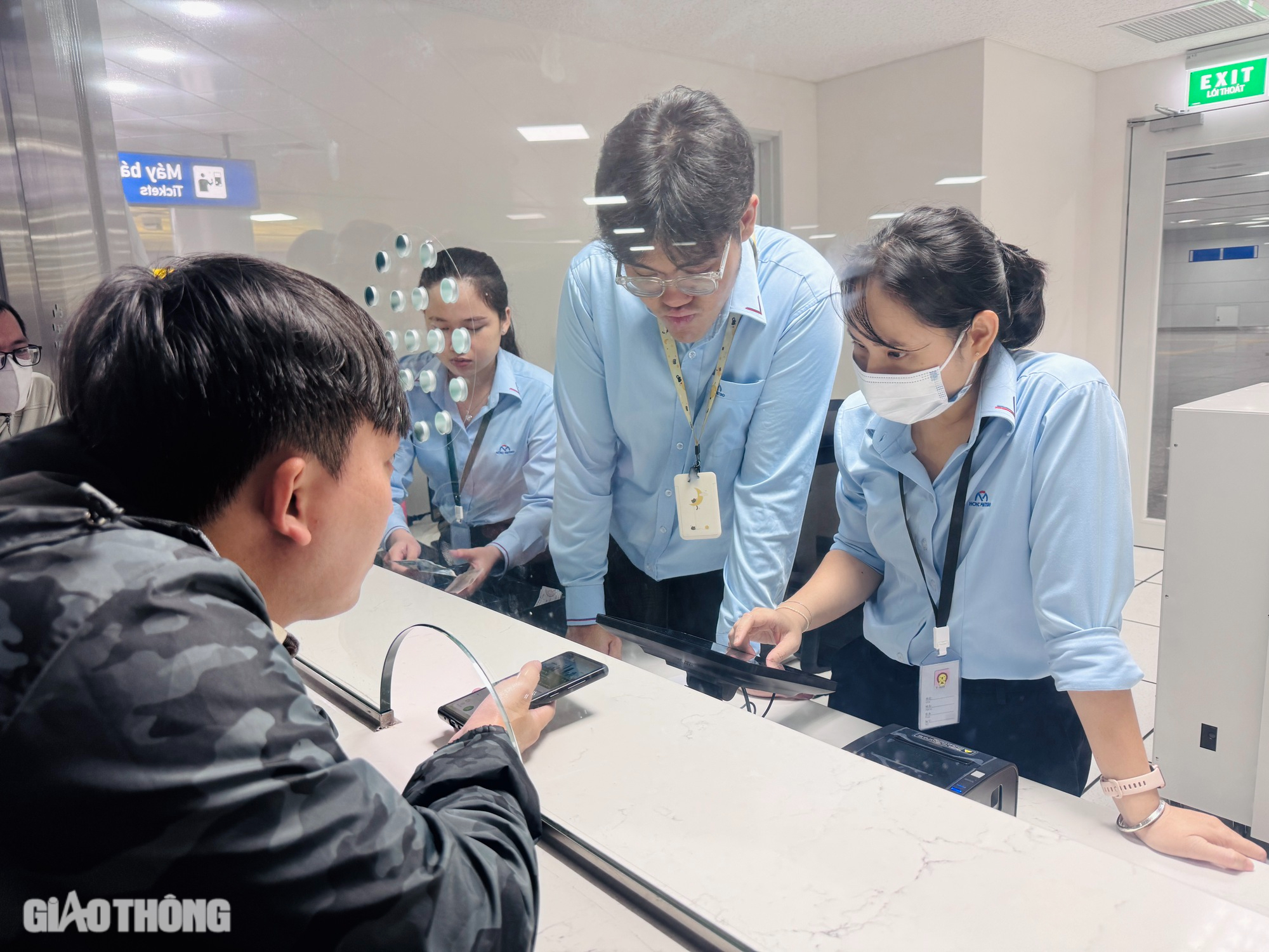 Ngày đầu metro số 1 bán vé, hệ thống gặp lỗi, phải dùng thêm vé viết tay- Ảnh 3.