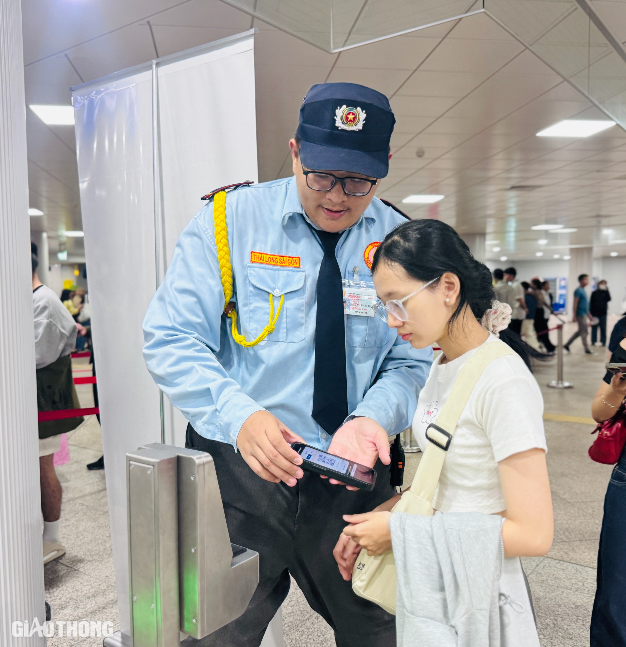 Ngày đầu metro số 1 bán vé, hệ thống gặp lỗi, phải dùng thêm vé viết tay- Ảnh 9.