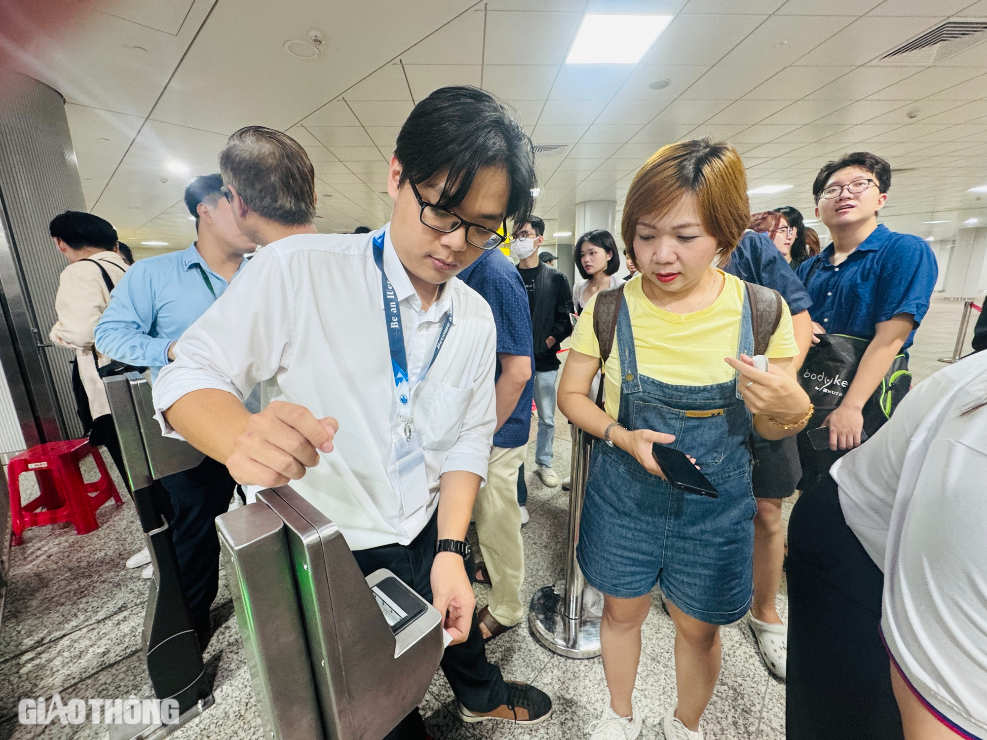 Ngày đầu metro số 1 bán vé, hệ thống gặp lỗi, phải dùng thêm vé viết tay- Ảnh 10.