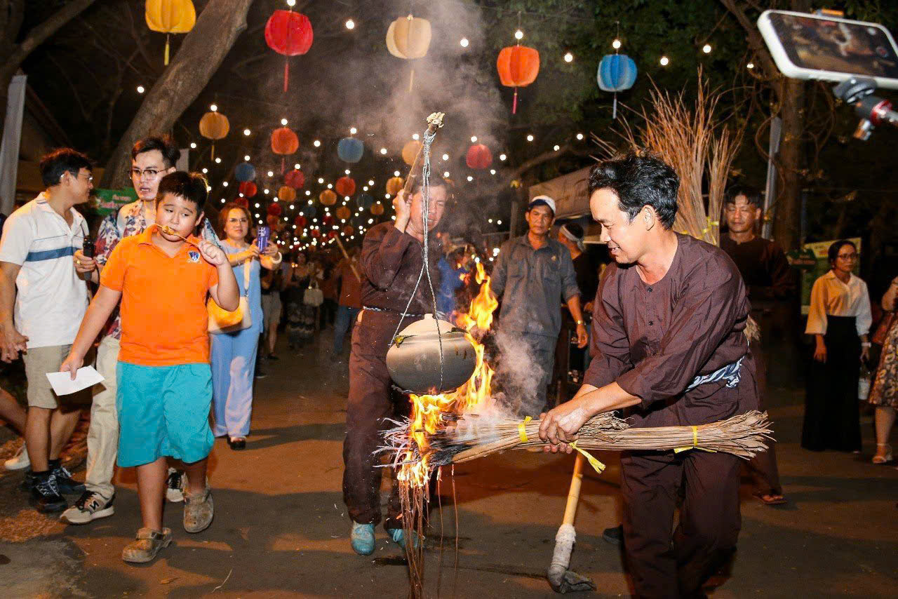 Đây là sự kiện chuyên nghiệp tập trung giới thiệu kho tàng ẩm thực cùng văn hóa văn nghệ, làng nghề, các trò chơi dân gian tưởng bị thất truyền