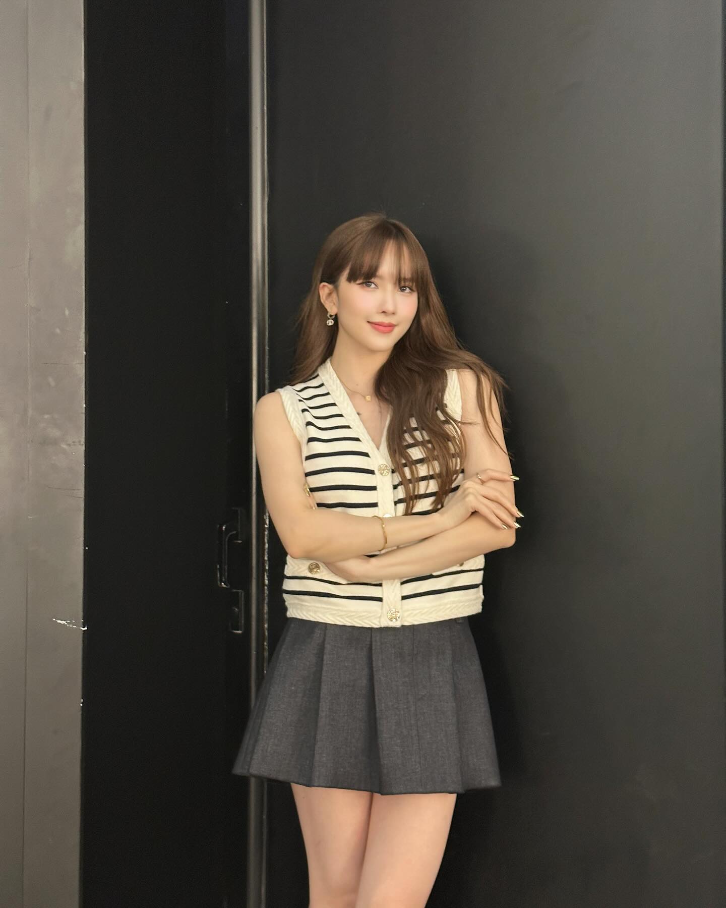 مختصر سکرٹ پہننا تھیو باو ٹرام کی طرح خوبصورت ہے، 31 سال کی عمر میں لیکن پھر بھی  Mặc váy ngắn đẹp là phải như Thiều Bảo Trâm, 31 tuổi trông vẫn