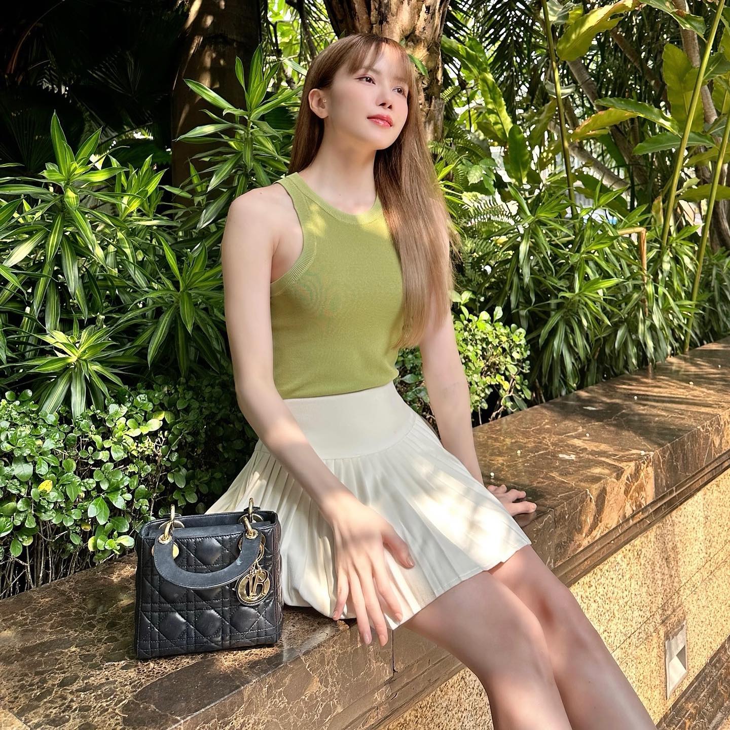 مختصر سکرٹ پہننا تھیو باو ٹرام کی طرح خوبصورت ہے، 31 سال کی عمر میں لیکن پھر بھی  Mặc váy ngắn đẹp là phải như Thiều Bảo Trâm, 31 tuổi trông vẫn