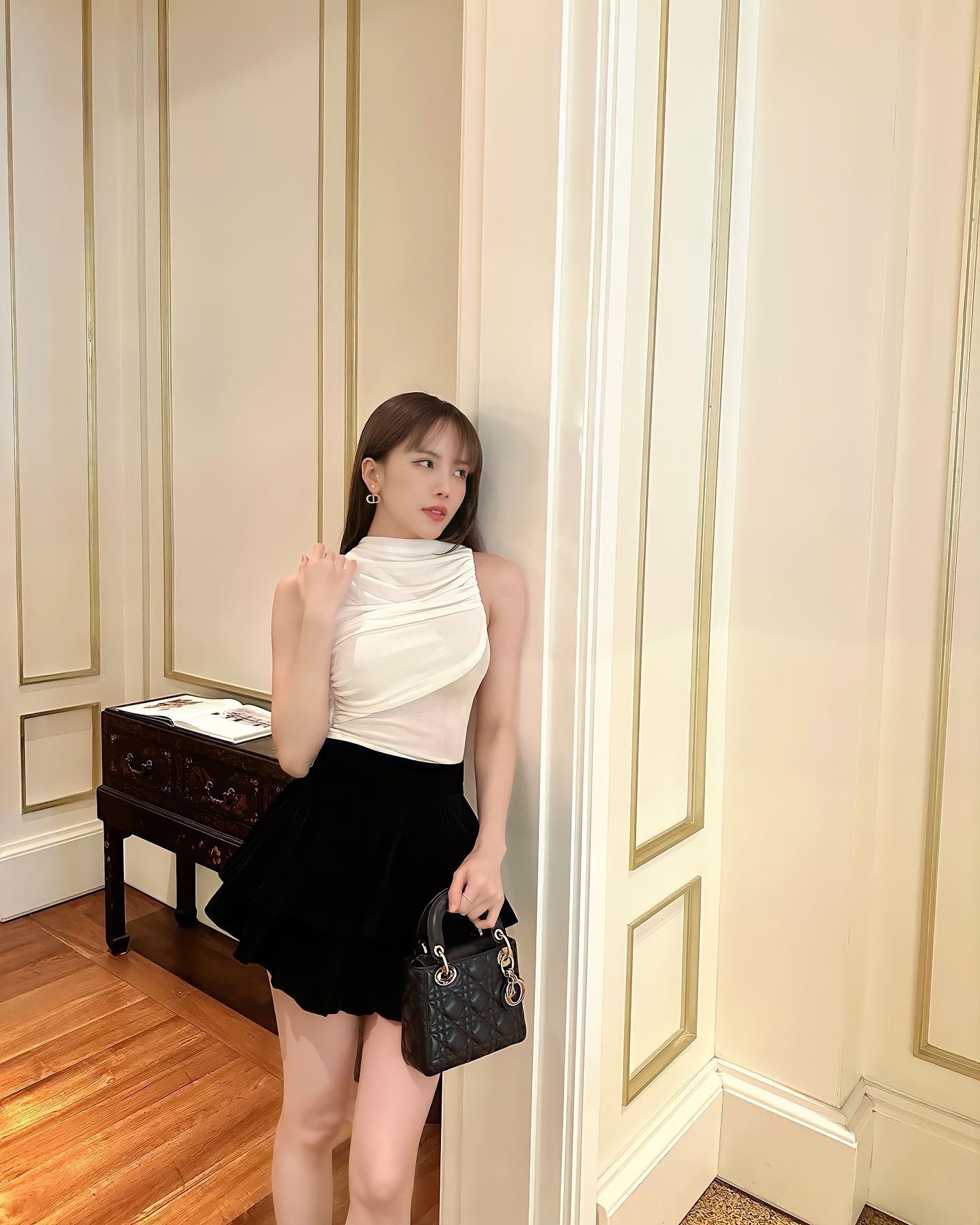 مختصر سکرٹ پہننا تھیو باو ٹرام کی طرح خوبصورت ہے، 31 سال کی عمر میں لیکن پھر بھی  Mặc váy ngắn đẹp là phải như Thiều Bảo Trâm, 31 tuổi trông vẫn