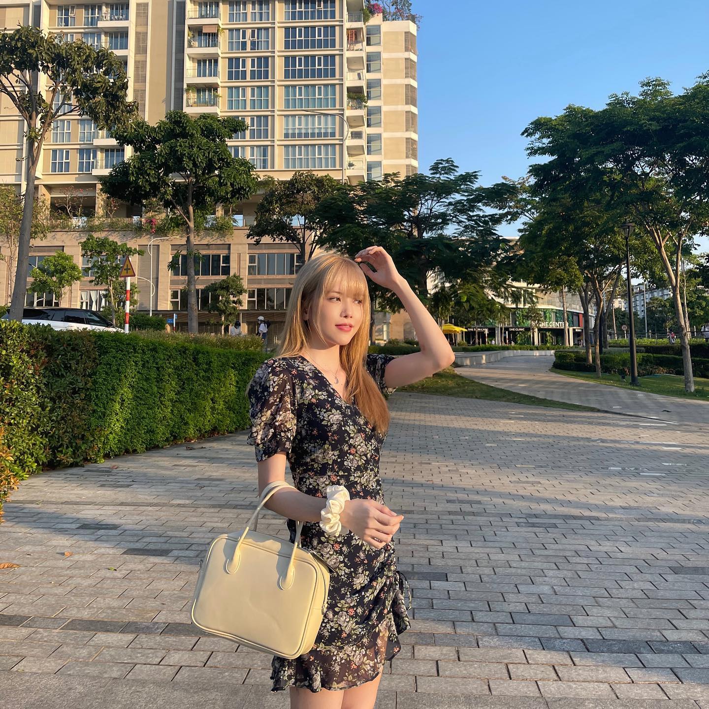 مختصر اسکرٹ پہننا تھیو باو ٹرام کی طرح خوبصورت ہے، 31 سال کی عمر میں لیکن پھر بھی  Mặc váy ngắn đẹp là phải như Thiều Bảo Trâm, 31 tuổi trông vẫn