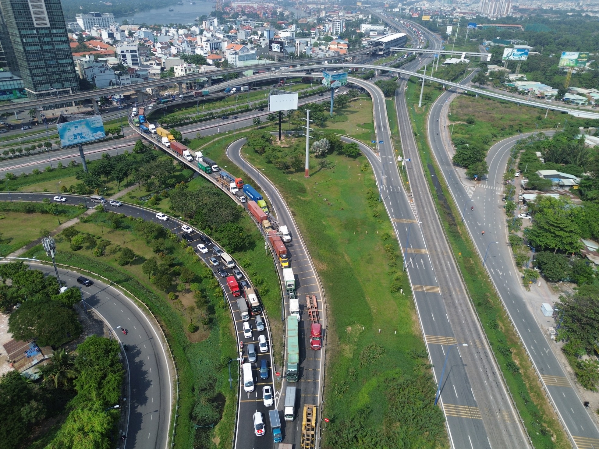 Cửa ngõ phía đông TPHCM ùn tắc từ sáng đến chiều 23 tháng Chạp ảnh 3