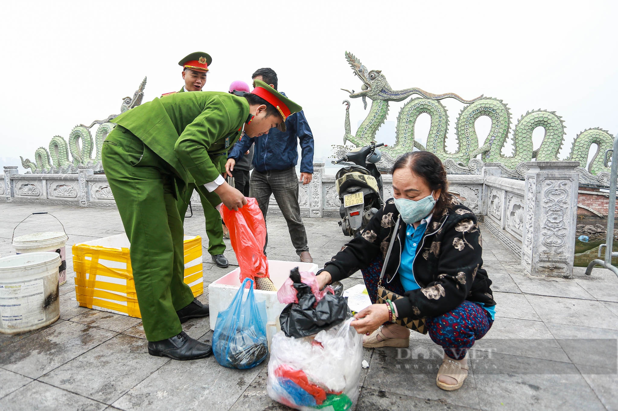 Chi nửa triệu đồng mua cá chép tiễn ông Công, ông Táo về trời tại Hà Nội- Ảnh 8.