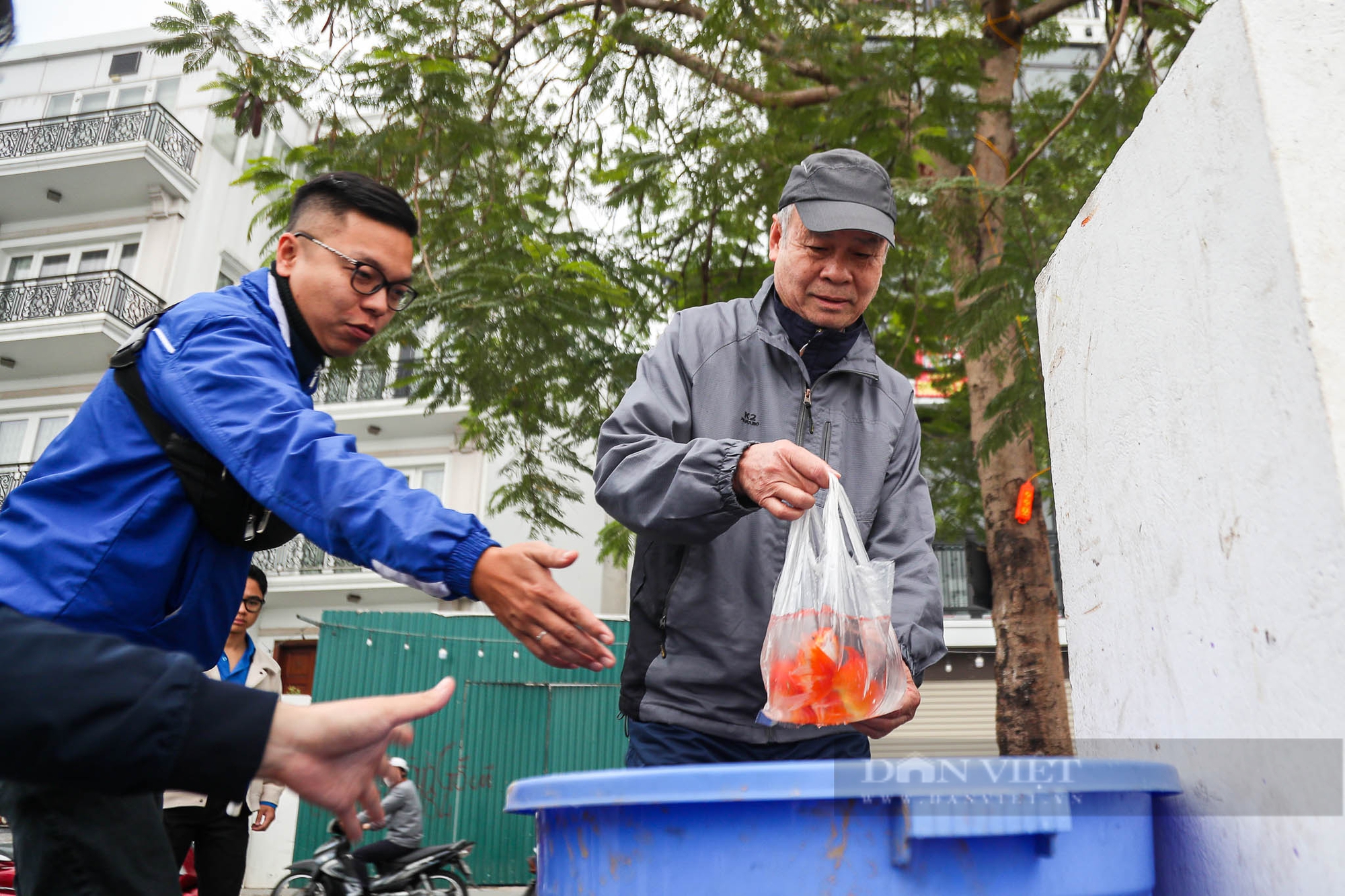 Chi nửa triệu đồng mua cá chép tiễn ông Công, ông Táo về trời tại Hà Nội- Ảnh 9.