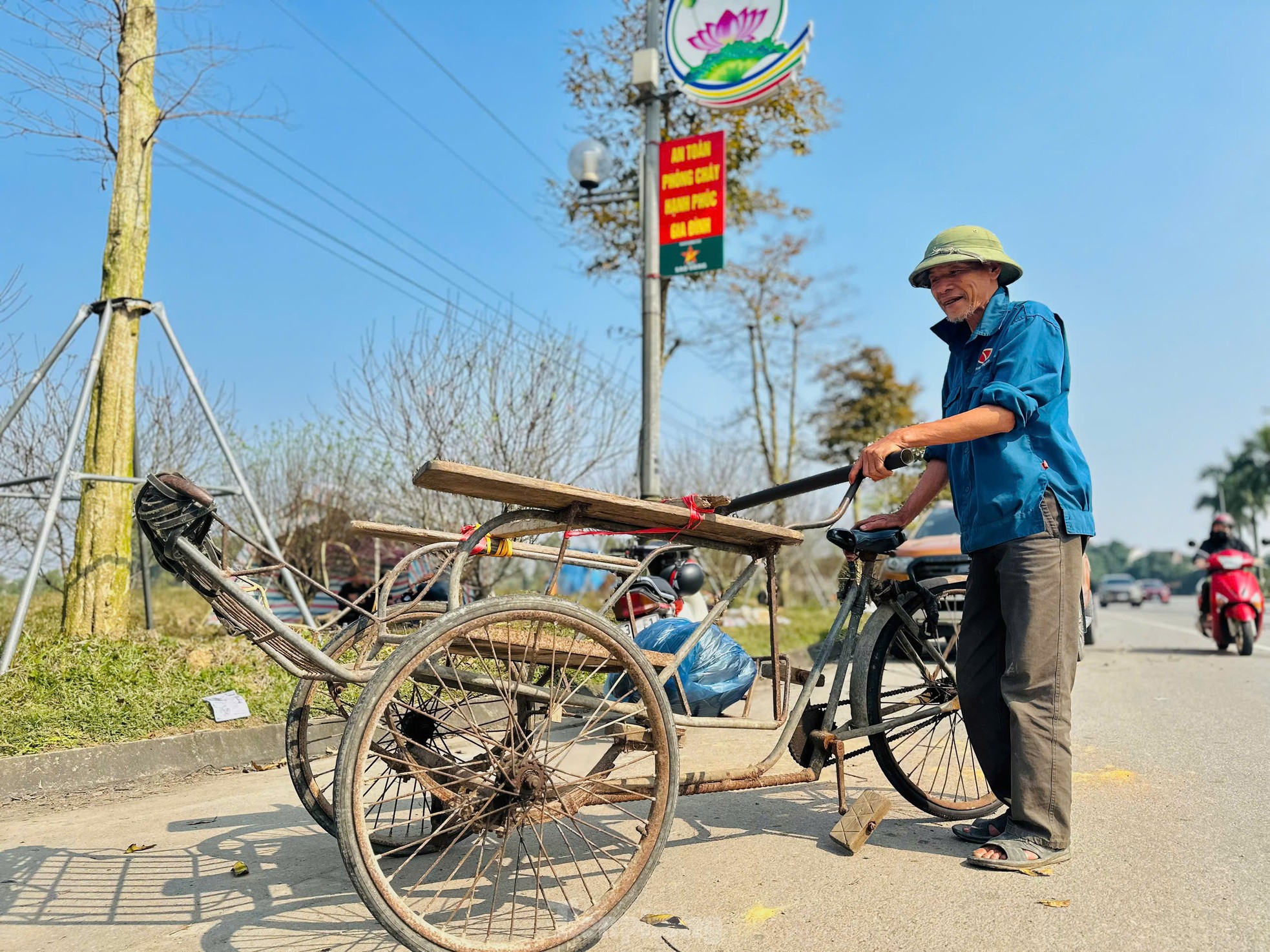 Nghề 'chở Tết' đến mọi nhà kiếm tiền triệu mỗi ngày ảnh 4