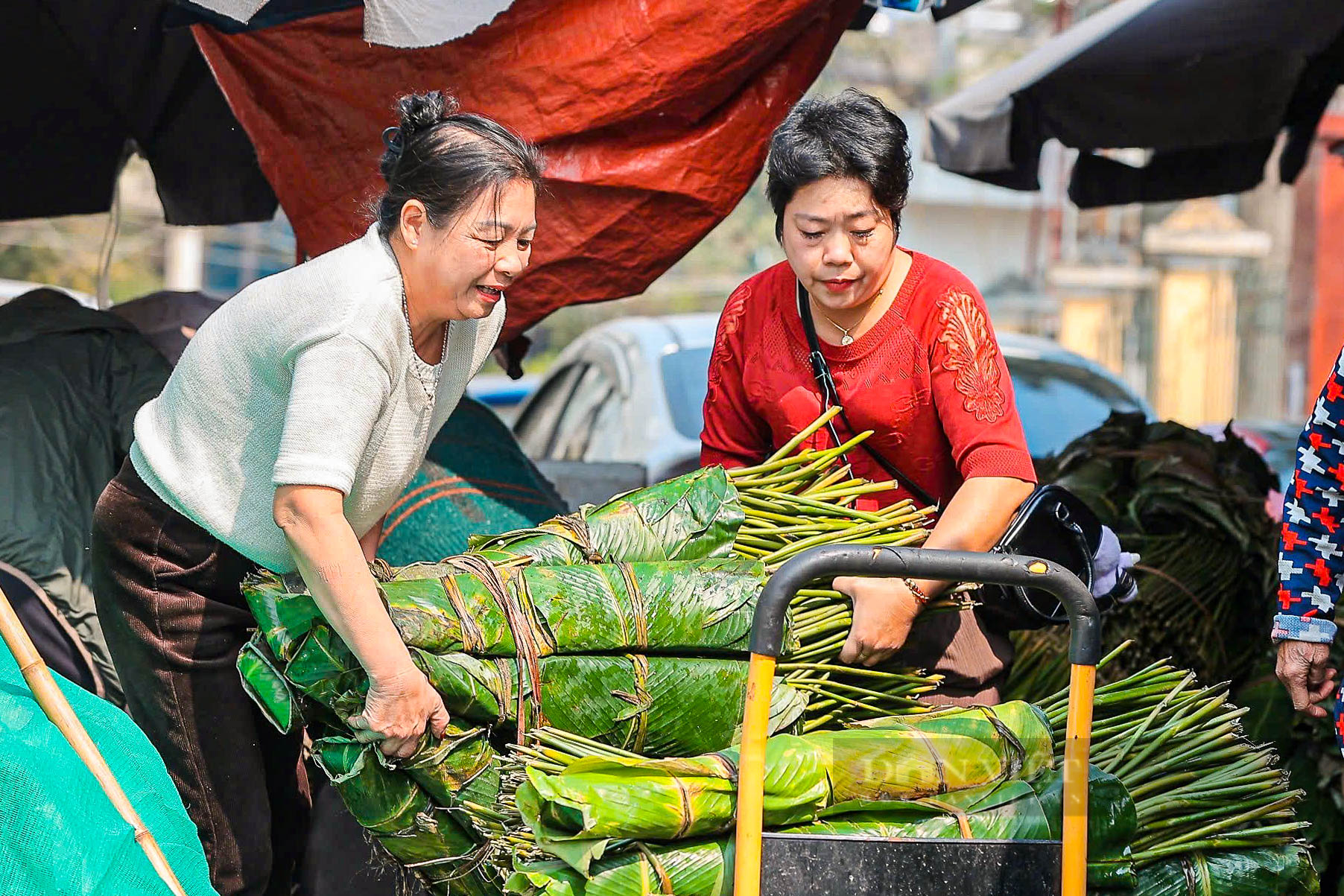 Chợ lá dong lâu đời nhất Hà Nội tấp nập, nhộn nhịp những ngày giáp Tết Nguyên đán 2025- Ảnh 2.