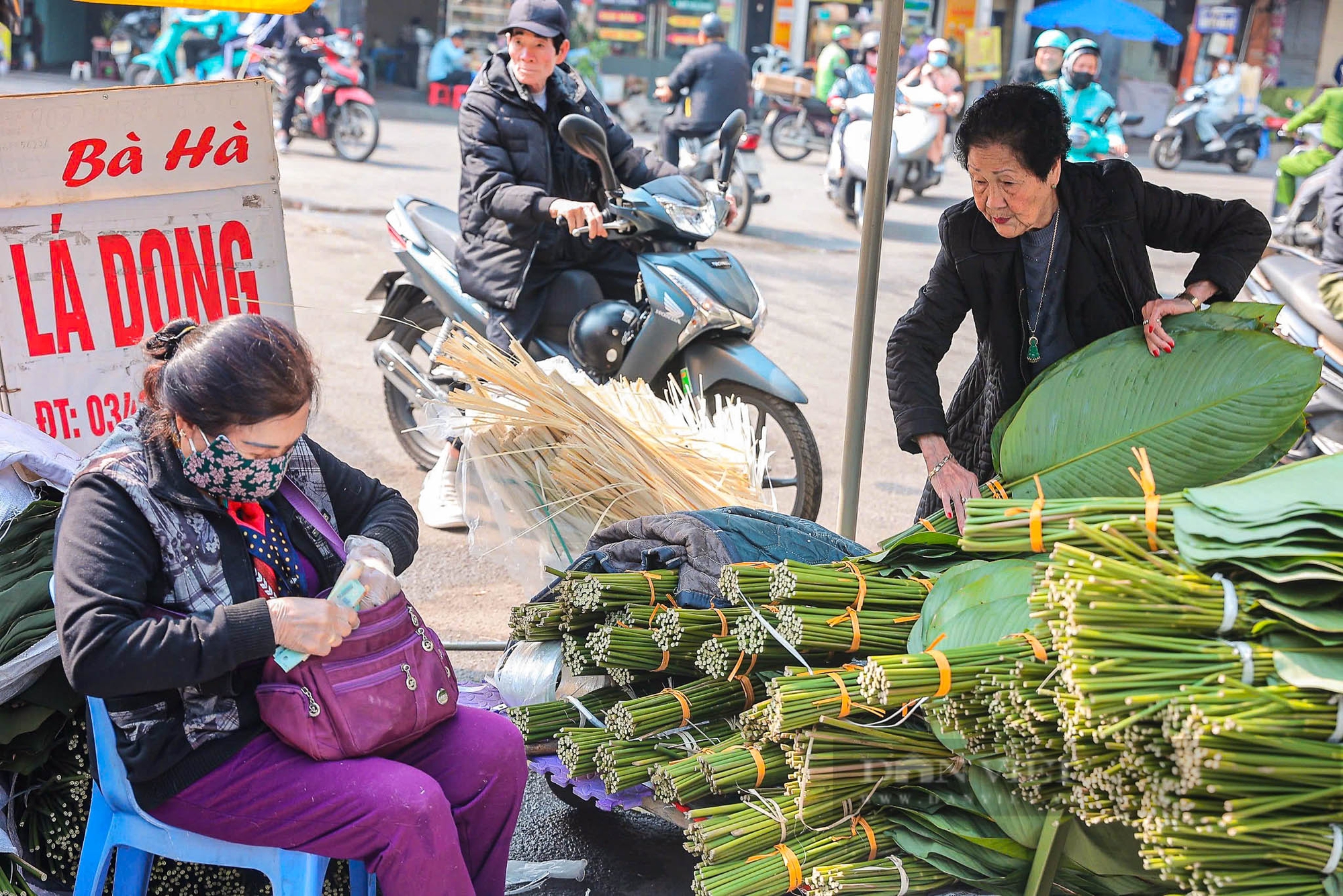 Chợ lá dong lâu đời nhất Hà Nội tấp nập, nhộn nhịp những ngày giáp Tết Nguyên đán 2025- Ảnh 3.