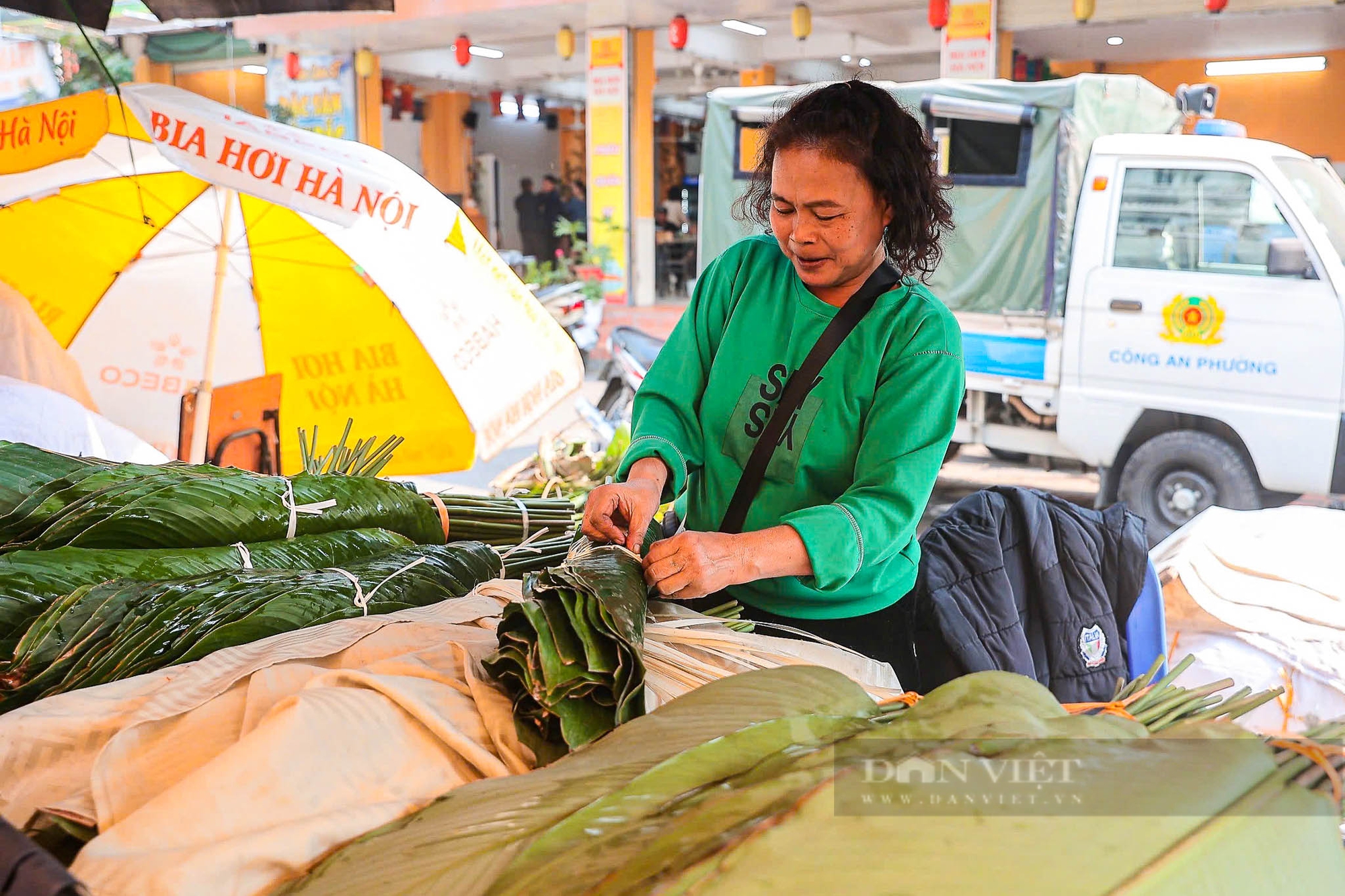 Chợ lá dong lâu đời nhất Hà Nội tấp nập, nhộn nhịp những ngày giáp Tết Nguyên đán 2025- Ảnh 5.