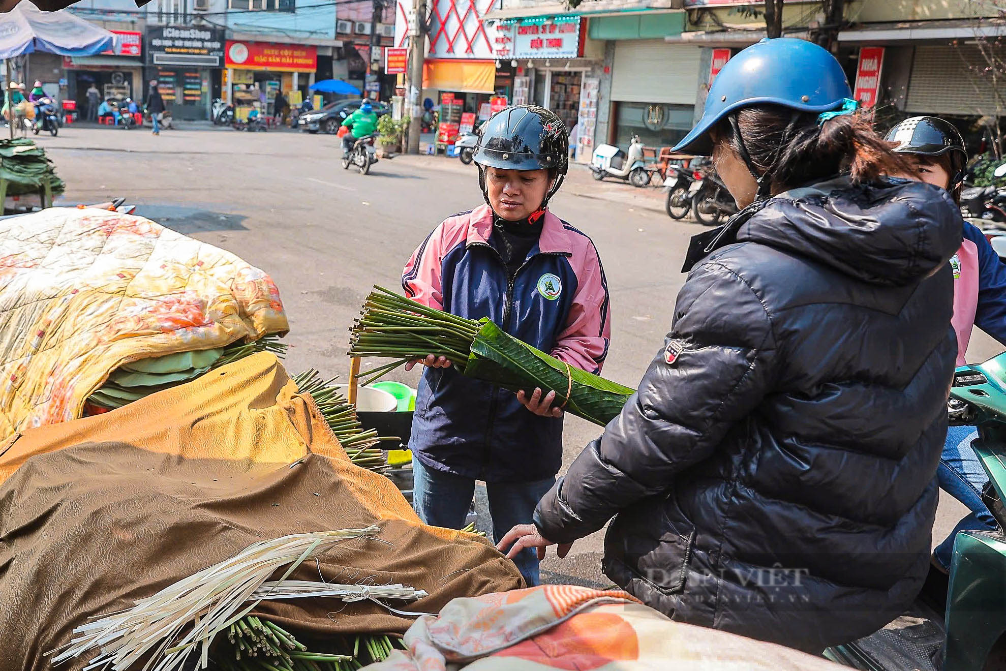 Chợ lá dong lâu đời nhất Hà Nội tấp nập, nhộn nhịp những ngày giáp Tết Nguyên đán 2025- Ảnh 6.