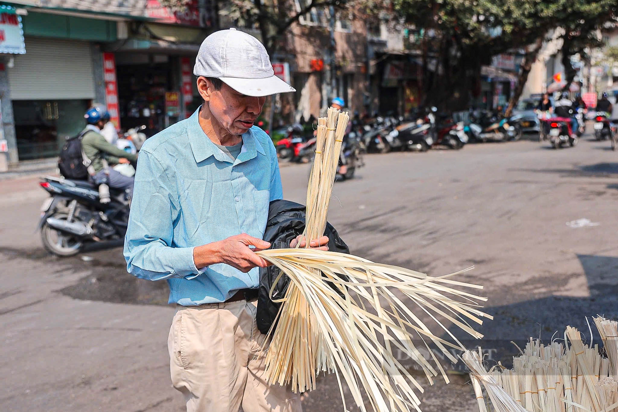 Chợ lá dong lâu đời nhất Hà Nội tấp nập, nhộn nhịp những ngày giáp Tết Nguyên đán 2025- Ảnh 10.