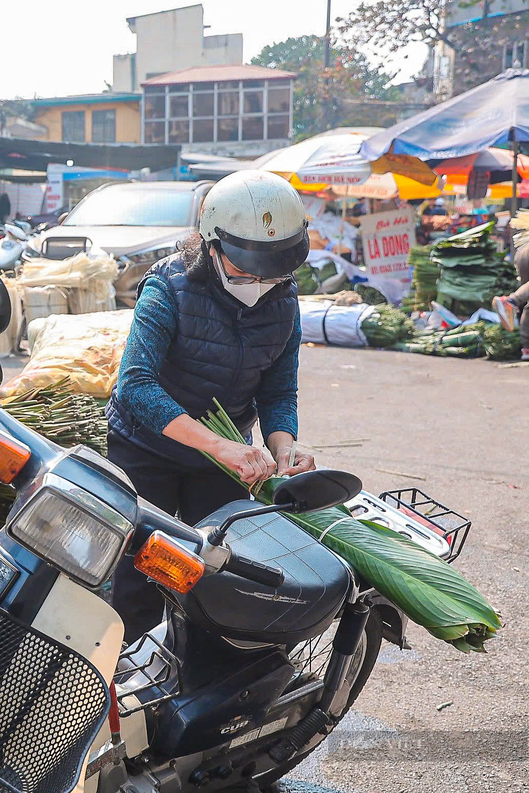 Chợ lá dong lâu đời nhất Hà Nội tấp nập, nhộn nhịp những ngày giáp Tết Nguyên đán 2025- Ảnh 9.